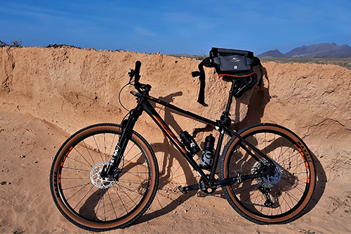 wodoodporna nerka na rowerze na tle pustyni